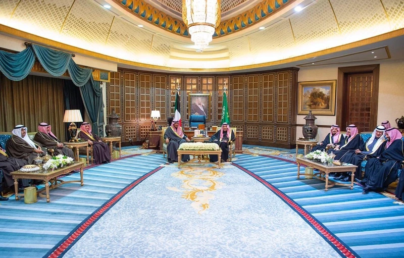 سيدي خادم الحرمين الشريفين يستقبل سمو رئيس مجلس الوزراء الكويتي - صورة 2
