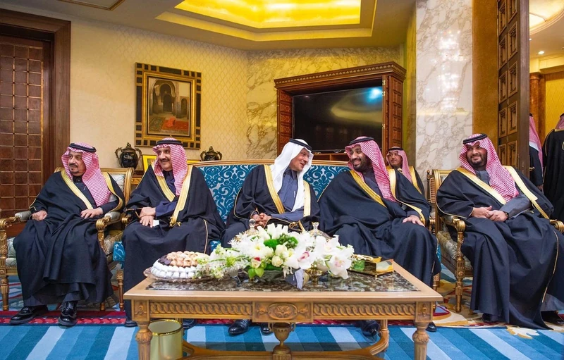 سيدي خادم الحرمين الشريفين يستقبل سمو رئيس مجلس الوزراء الكويتي - صورة 3
