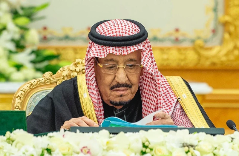 سيدي خادم الحرمين الشريفين يرأس جلسة مجلس الوزراء - صورة 2