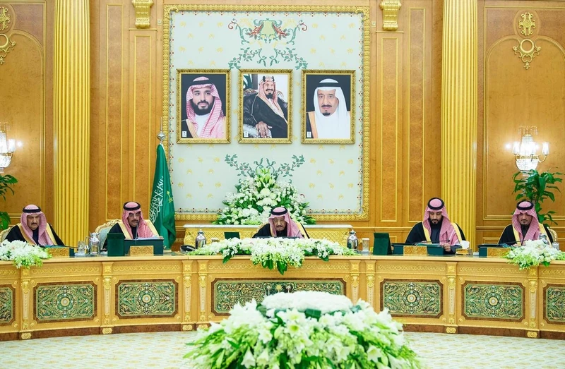 سيدي خادم الحرمين الشريفين يرأس جلسة مجلس الوزراء - صورة 3