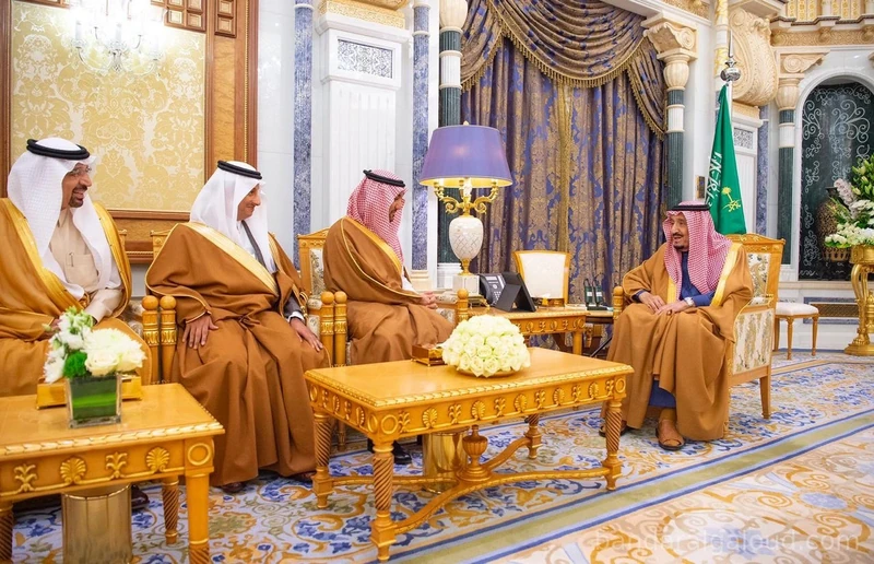 أمام سيدي خادم الحرمين الشريفين، سمو وزير الرياضة ووزيرا السياحة والاستثمار يؤدون القسم - صورة 6