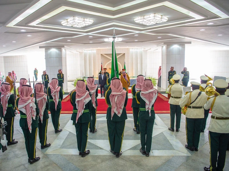 سيدي خادم الحرمين الشريفين يستقبل رئيس الجمهورية الإسلامية الموريتانية ويقيم مأدبة غداء تكريماً له - صورة 2