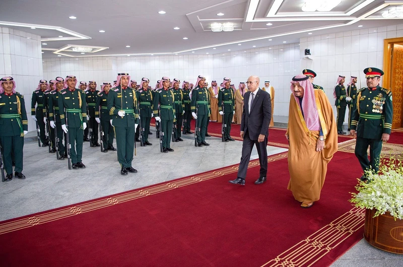 سيدي خادم الحرمين الشريفين يستقبل رئيس الجمهورية الإسلامية الموريتانية ويقيم مأدبة غداء تكريماً له - صورة 3