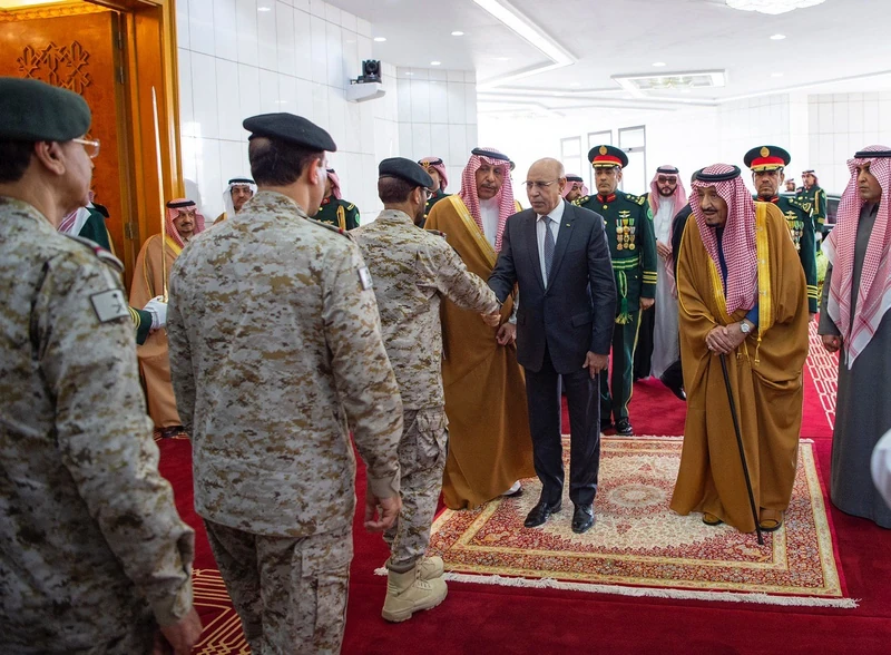 سيدي خادم الحرمين الشريفين يستقبل رئيس الجمهورية الإسلامية الموريتانية ويقيم مأدبة غداء تكريماً له - صورة 6