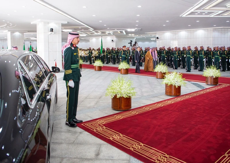 سيدي خادم الحرمين الشريفين يستقبل رئيس الجمهورية الإسلامية الموريتانية ويقيم مأدبة غداء تكريماً له - صورة 10