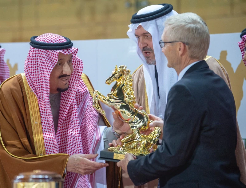 خادم الحرمين الشريفين يرعى حفل سباق كأس السعودية - صورة 2