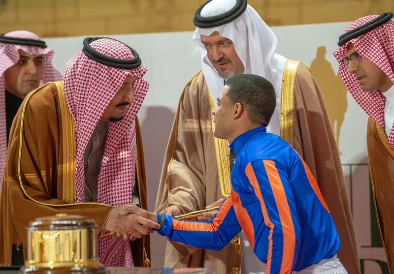 خادم الحرمين الشريفين يرعى حفل سباق كأس السعودية - صورة 3