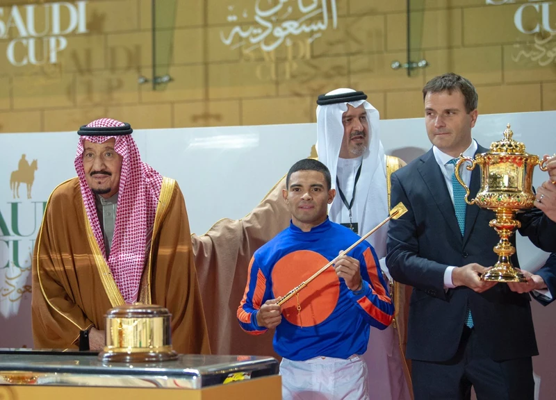 خادم الحرمين الشريفين يرعى حفل سباق كأس السعودية - صورة 4