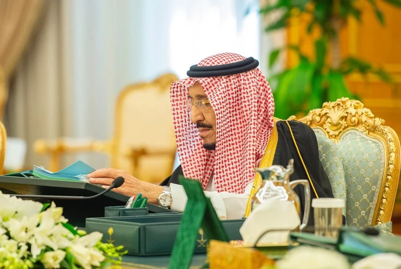 سيدي خادم الحرمين الشريفين يرأس جلسة مجلس الوزراء - صورة 2