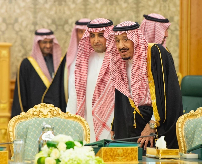 سيدي خادم الحرمين الشريفين يرأس جلسة مجلس الوزراء - صورة 3