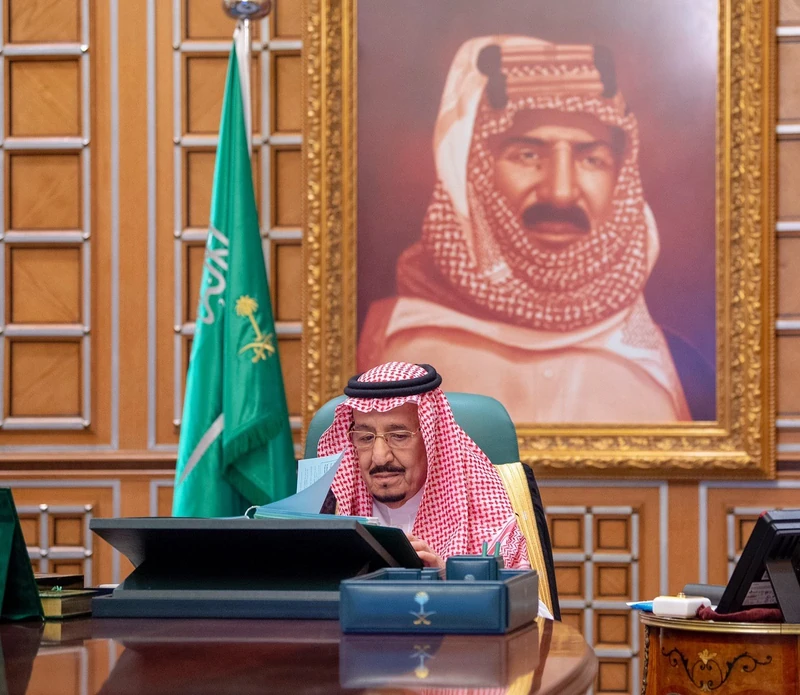 سيدي خادم الحرمين الشريفين يرأس جلسة مجلس الوزراء عبر الاتصال المرئي - صورة 4