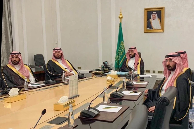 سيدي خادم الحرمين الشريفين يرأس جلسة مجلس الوزراء عبر الاتصال المرئي - صورة 6
