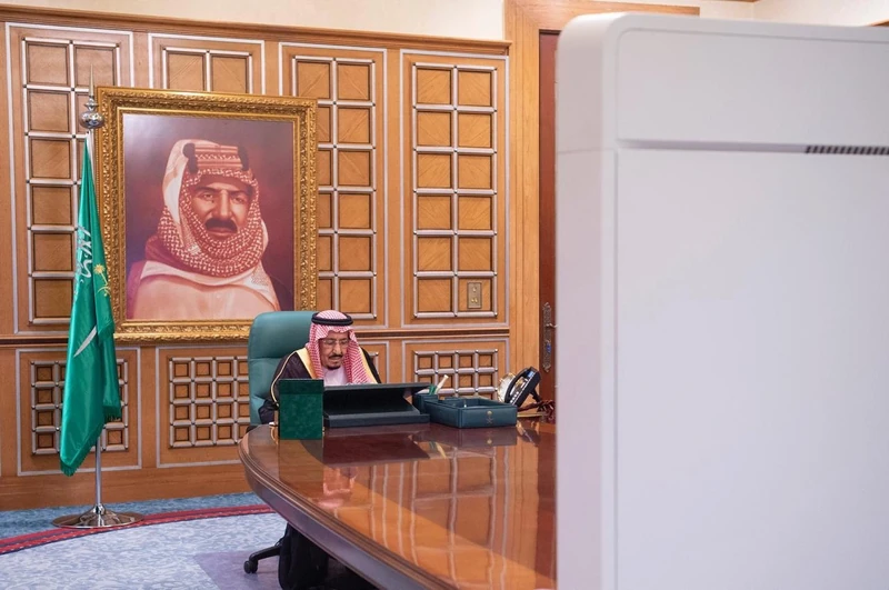 سيدي خادم الحرمين الشريفين يرأس جلسة مجلس الوزراء عبر الاتصال المرئي - صورة 2