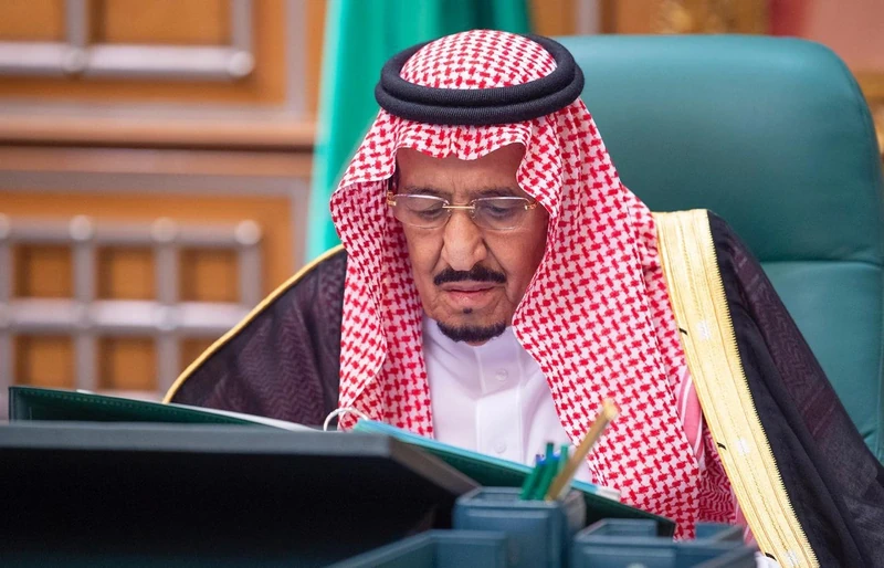 سيدي خادم الحرمين الشريفين يرأس جلسة مجلس الوزراء عبر الاتصال المرئي - صورة 3