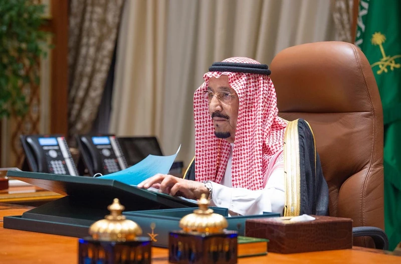 سيدي خادم الحرمين الشريفين يرأس جلسة مجلس الوزراء عبر الاتصال المرئي - صورة 2
