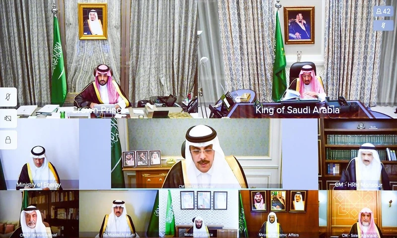 سيدي خادم الحرمين الشريفين يرأس جلسة مجلس الوزراء عبر الاتصال المرئي - صورة 7