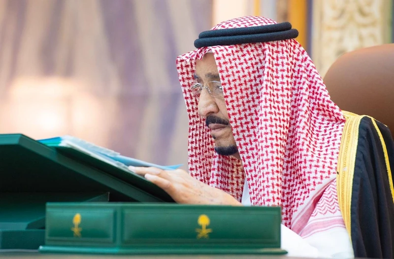 سيدي خادم الحرمين الشريفين يرأس جلسة مجلس الوزراء من المستشفى - صورة 6
