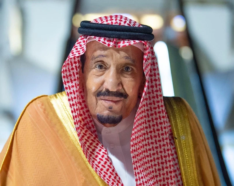 سيدي خادم الحرمين الشريفين يصل إلى نيوم - صورة 2