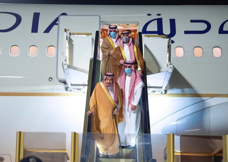 سيدي خادم الحرمين الشريفين يصل إلى نيوم - صورة 3
