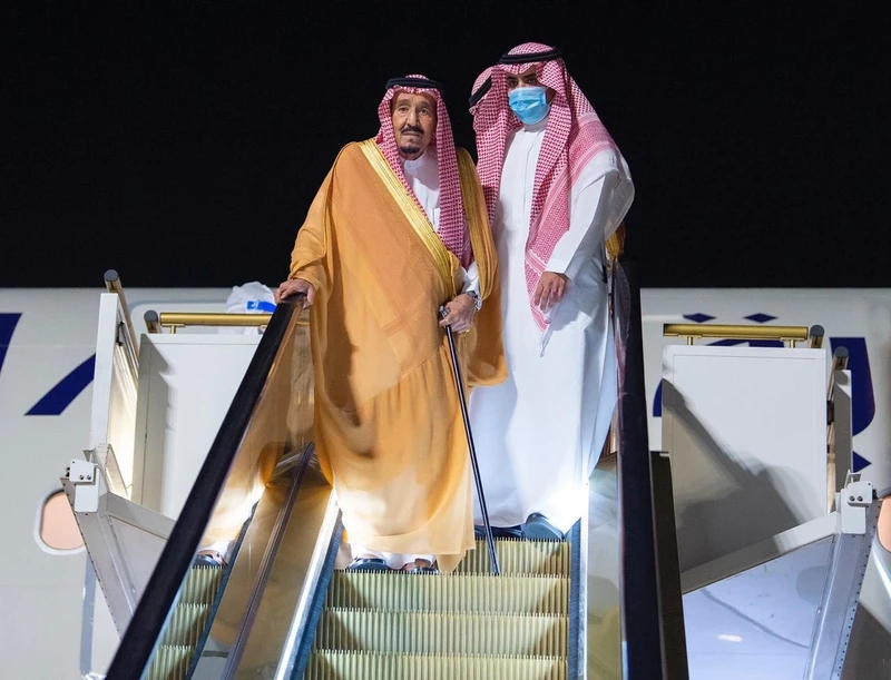 سيدي خادم الحرمين الشريفين يصل إلى نيوم - صورة 4