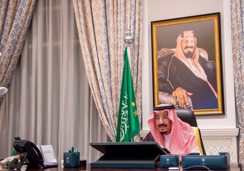 سيدي خادم الحرمين الشريفين يرأس جلسة مجلس الوزراء عبر الاتصال المرئي - صورة 3