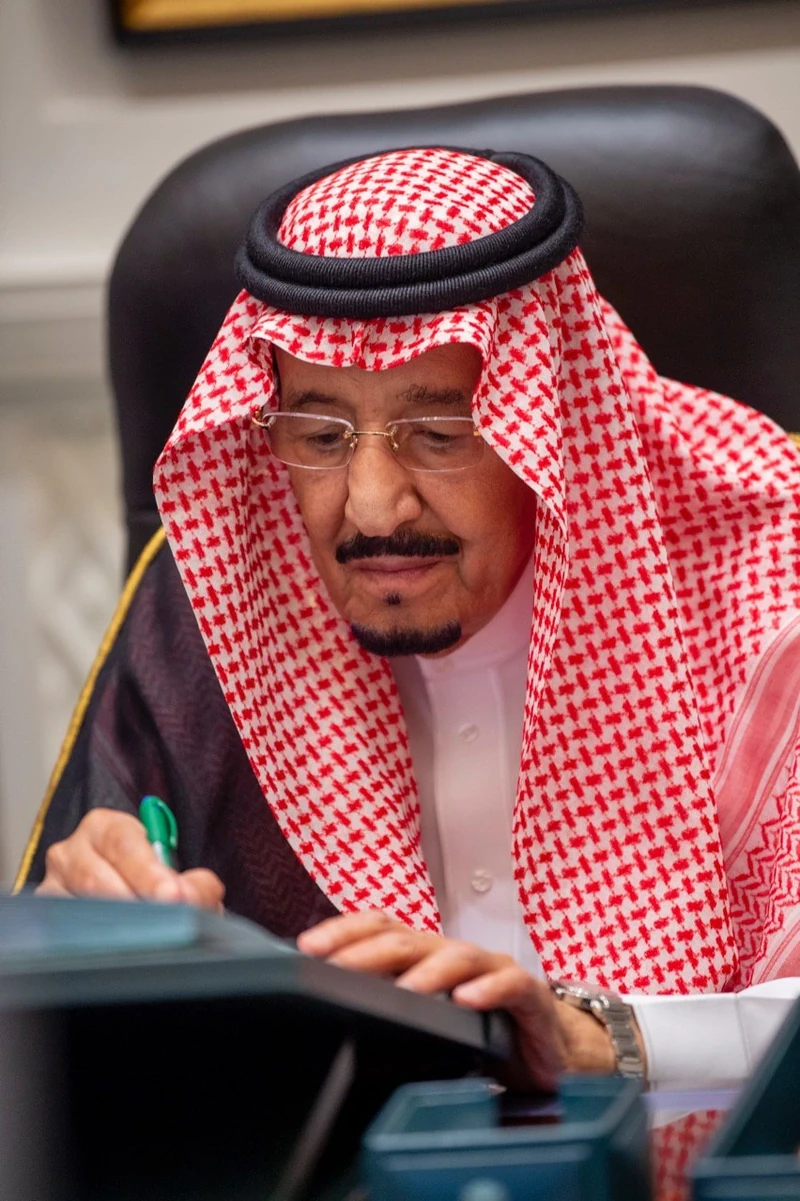 سيدي خادم الحرمين الشريفين يرأس جلسة مجلس الوزراء عبر الاتصال المرئي - صورة 6