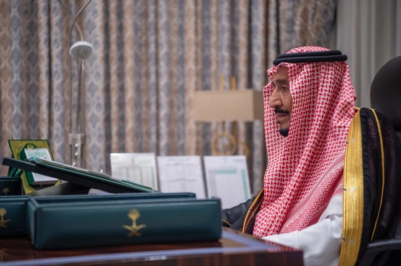سيدي خادم الحرمين الشريفين يرأس جلسة مجلس الوزراء عبر الاتصال المرئي - صورة 4