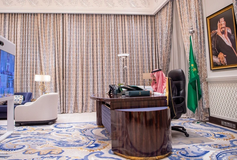 سيدي خادم الحرمين الشريفين يرأس جلسة مجلس الوزراء عبر الاتصال المرئي - صورة 2