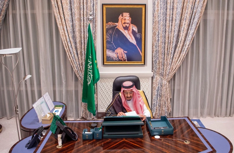 سيدي خادم الحرمين الشريفين يرأس جلسة مجلس الوزراء عبر الاتصال المرئي - صورة 4
