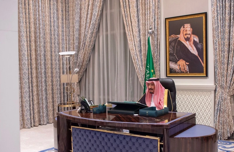 سيدي خادم الحرمين الشريفين يرأس جلسة مجلس الوزراء عبر الاتصال المرئي - صورة 4
