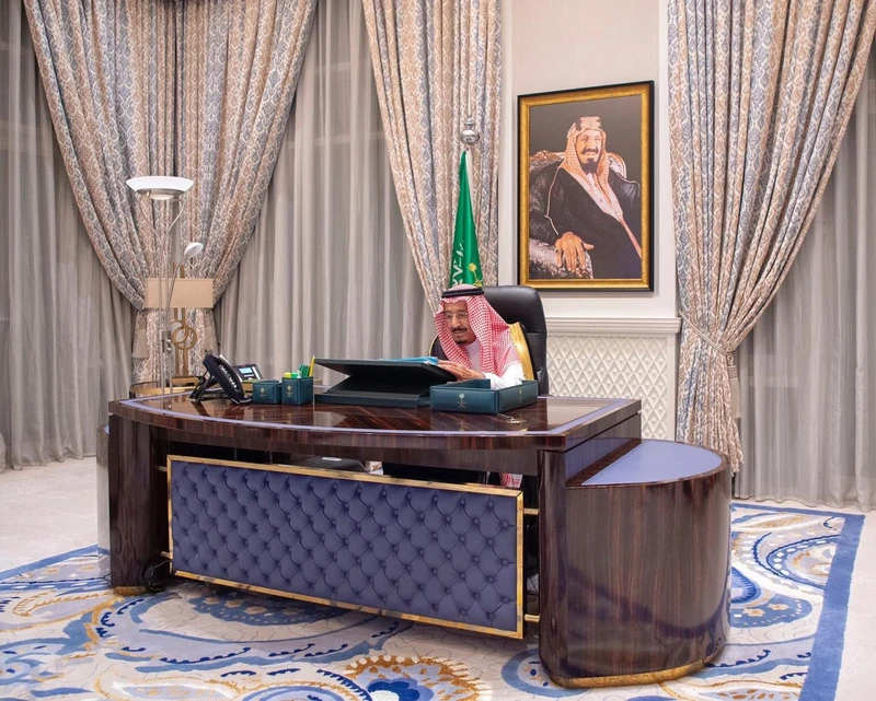 سيدي خادم الحرمين الشريفين يرأس جلسة مجلس الوزراء عبر الاتصال المرئي - صورة 4