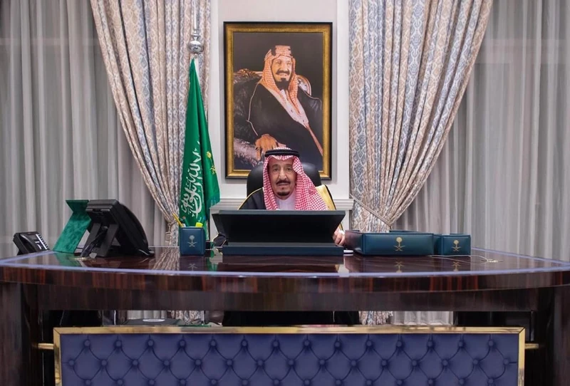 سيدي خادم الحرمين الشريفين يرأس جلسة مجلس الوزراء عبر الاتصال المرئي - صورة 3
