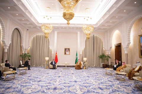 سمو سيدي ولي العهد يجتمع مع وزير خارجية الصين