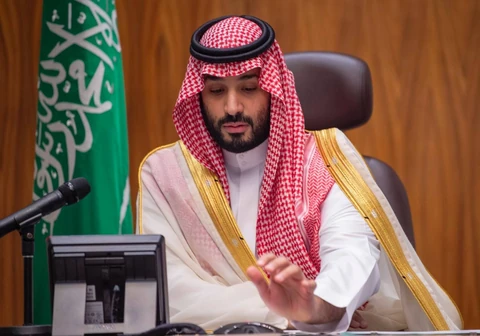 سمو سيدي ولي العهد يعايد منسوبي وزارة الدفاع بمناسبة عيد الفطر المبارك