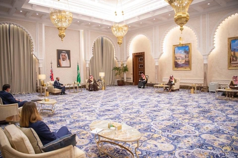 سمو سيدي ولي العهد يستعرض مع وزير خارجية بريطانيا العلاقات الثنائية