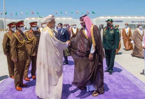 سمو سيدي ولي العهد في وداع سلطان عُمان لدى مغادرته مطار نيوم