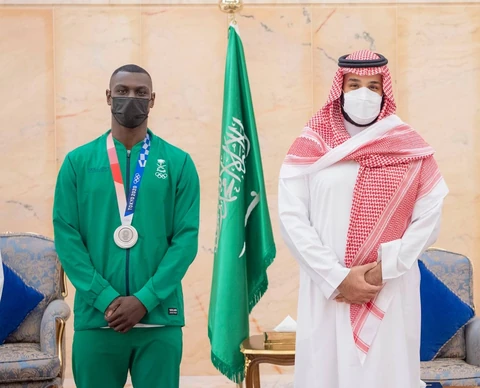 سمو سيدي ولي العهد يلتقي اللاعب طارق حامدي لتهنئته بفضية طوكيو 2020