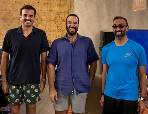 سمو سيدي ولي العهد يلتقي سمو أمير قطر ومستشار الأمن الوطني الإماراتي على البحر الأحمر