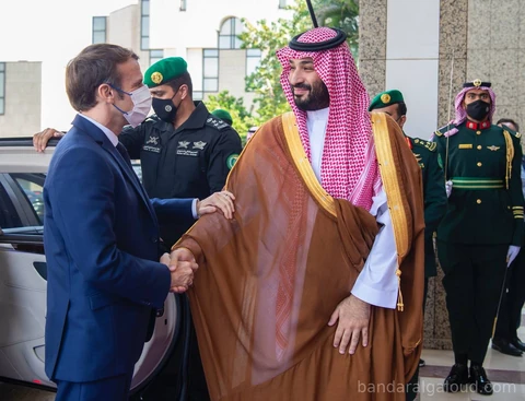 سمو سيدي ولي العهد يستقبل الرئيس الفرنسي إيمانويل ماكرون في جدة