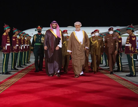سمو سيدي ولي العهد يصل العاصمة العمانية مسقط وفي مقدمة مستقبليه جلالة السلطان هيثم بن طارق