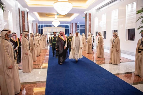 سمو سيدي ولي العهد يصل العاصمة الإماراتية أبوظبي وفي مقدمة مستقبليه سمو ولي عهد أبوظبي