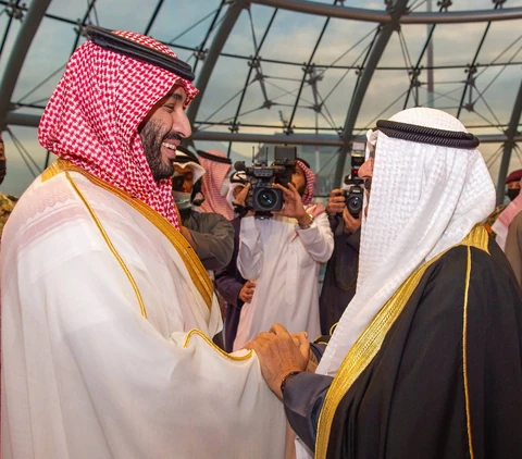 سمو سيدي ولي العهد يصل دولة الكويت وفي مقدمة مستقبليه سمو ولي عهد الكويت