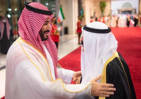 سمو سيدي ولي العهد يغادر دولة الكويت وفي مقدمة مودعيه سمو ولي العهد الكويتي