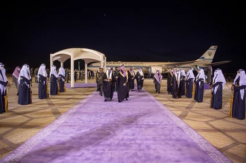 سمو سيدي ولي العهد في مقدمة مستقبلي سمو نائب رئيس الوزراء لشؤون مجلس الوزراء بسلطنة عمان لدى وصوله الرياض.