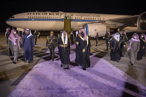 سمو سيدي ولي العهد في مقدمة مستقبلي أخيه سمو ولي العهد بدولة الكويت لدى وصوله الرياض