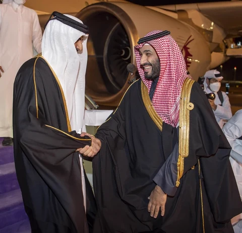 سمو سيدي ولي العهد في مقدمة مستقبلي أخيه سمو أمير دولة قطر لدى وصوله العاصمة الرياض