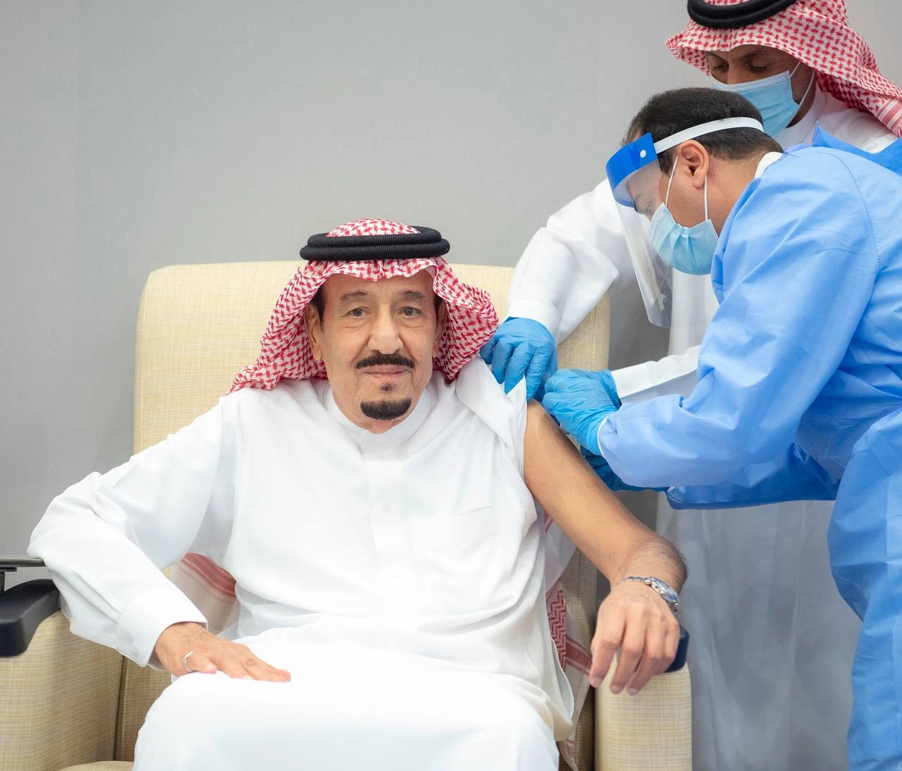 سيدي خادم الحرمين الشريفين يتلقى الجرعة الأولى من لقاح كورونا - صورة 1
