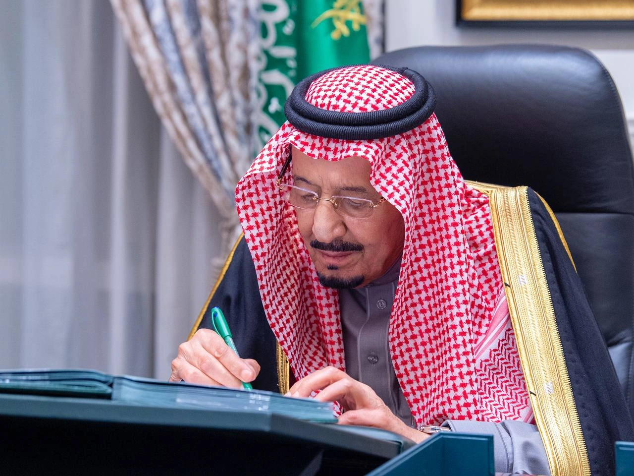 سيدي خادم الحرمين الشريفين يرأس جلسة مجلس الوزراء عبر الاتصال المرئي - صورة 1