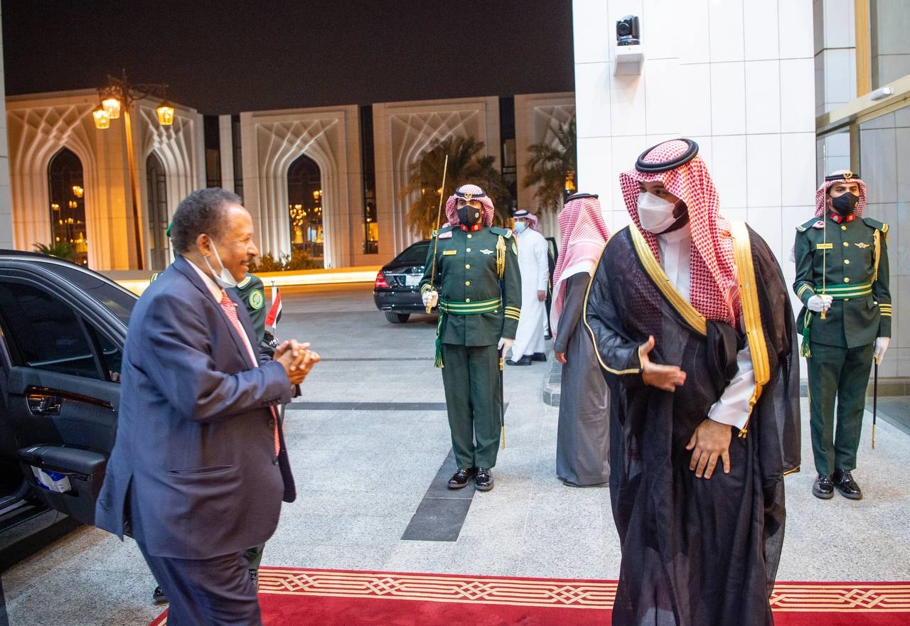 سمو سيدي ولي العهد يجتمع مع دولة رئيس الوزراء السوداني - صورة 1