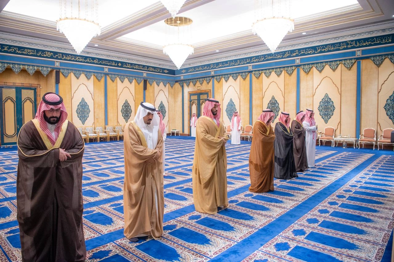 سمو سيدي ولي العهد يؤدي صلاة الميت في المسجد الحرام على والدة الأمير محمد بن عبدالرحمن - صورة 1